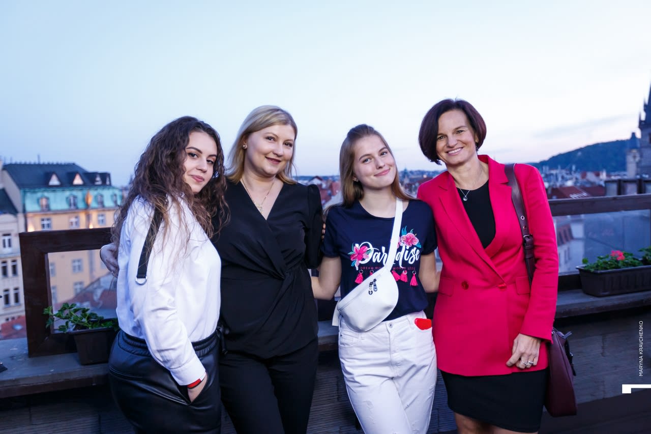 Наши выпускницы 2019 с педагогами чешского языка Яной Гудечковой и Ханой Циосовой