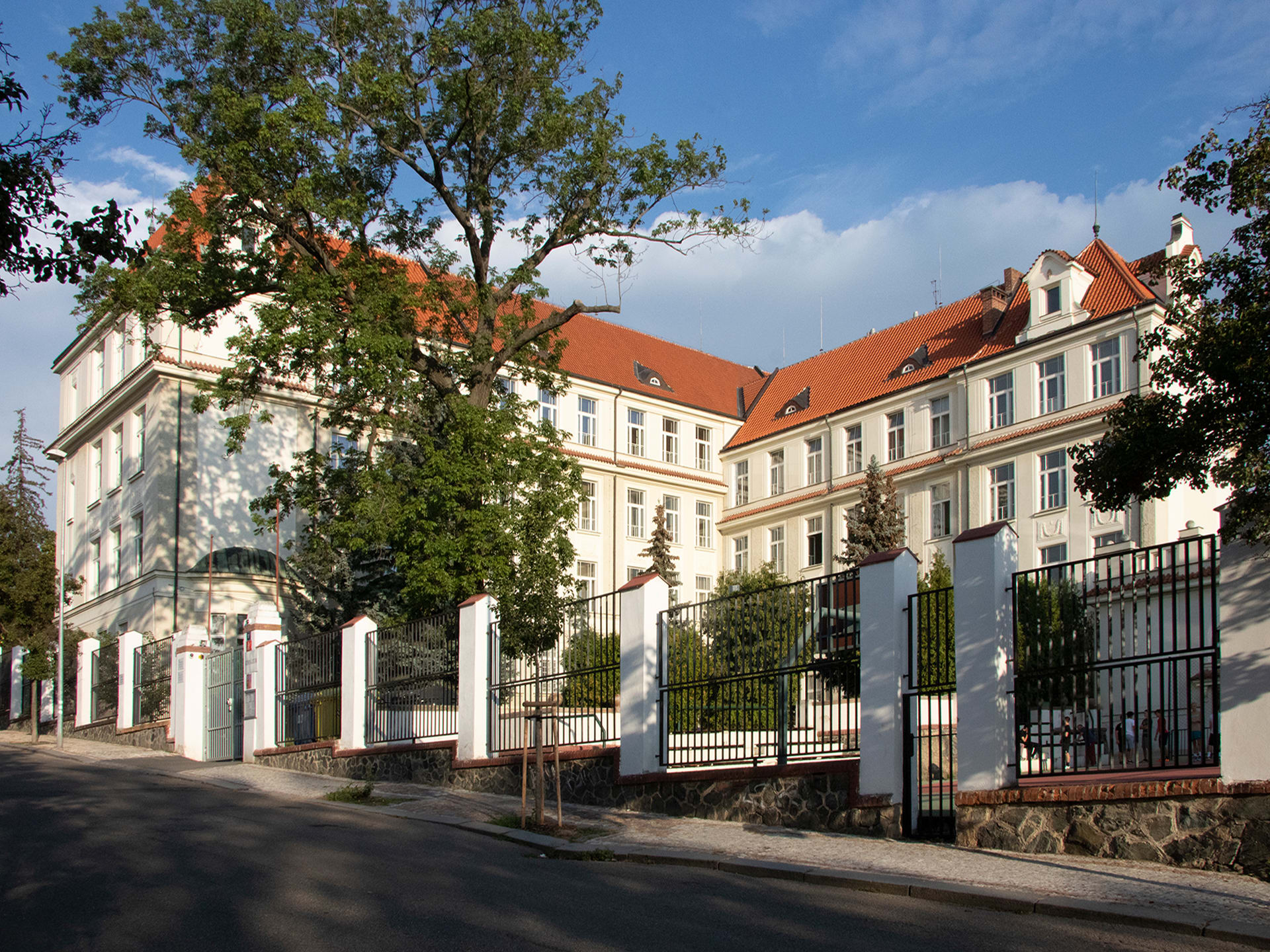 Гимназия У Либеньского замка в Праге