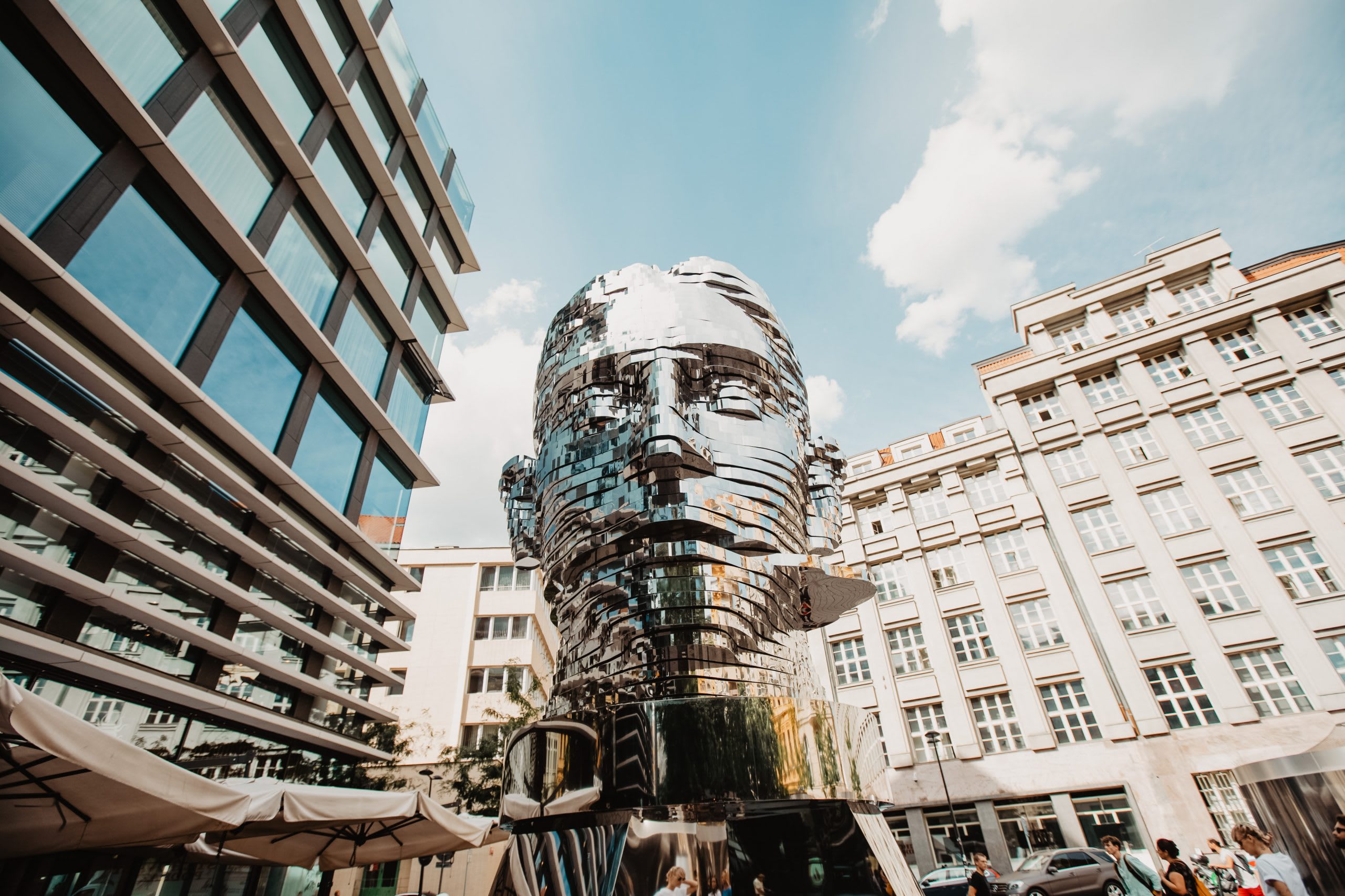 Скульптура "Голова Франца Кавки" чеського художника Давида Чорного на Національному проспекті в Празі