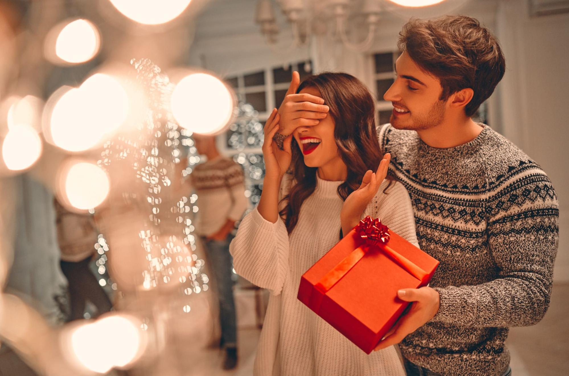 Новый год в Чехии не имеет такой значимости, как Рождество, однако те, кто хочет, дарят близким подарки на оба праздника. <em>Источник фото: Shutterstock.</em>