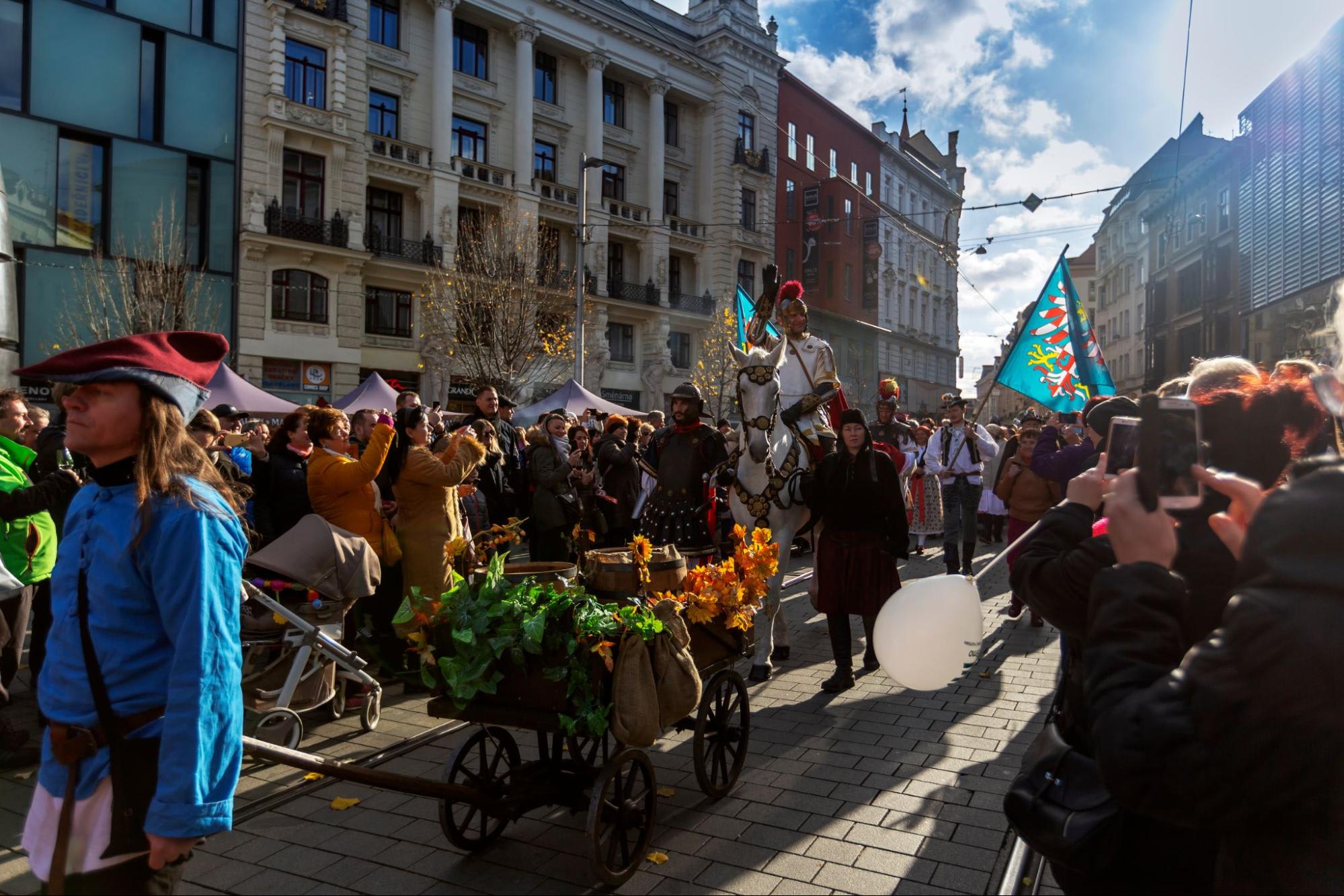 Уличные праздничные шествия в День Святого Мартина. <em>Источник фото: Shutterstock.</em>