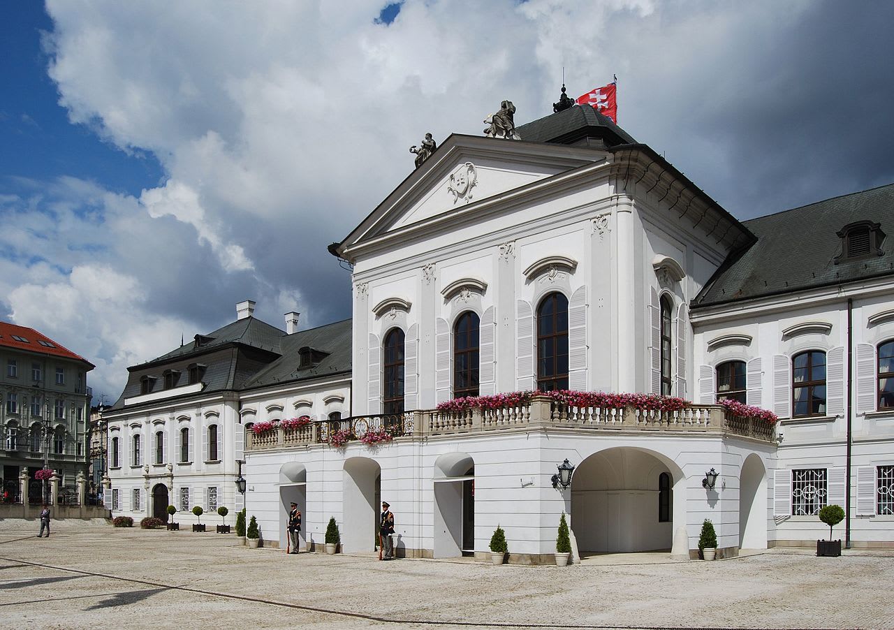 <em>Дворец Грашалковичей (Grasalkovičov palác) – резиденция президента Словакии</em>
