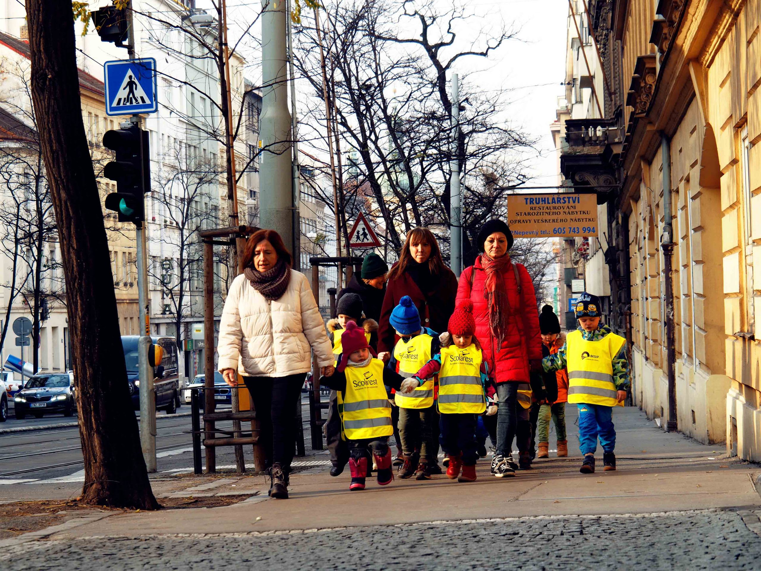 Детский сад на прогулке, Прага, Староместская площадь