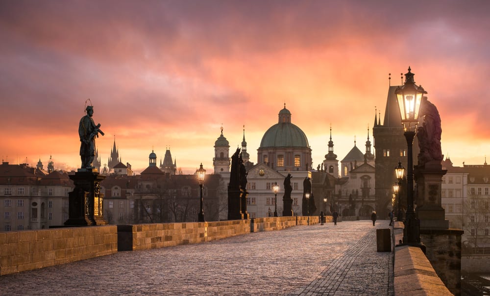 Прага — один из тех городов, который нравится приезжим благодаря своей средневековой романтике. И ещё один важный фактор: Прага считается одной из самых дешевых европейских столиц. Переезд в другую страну — всегда затратное мероприятие, но цены на жилье и питание в Праге наиболее приближены к ценам в странах СНГ. <em>Источник фото: Shutterstock.</em>